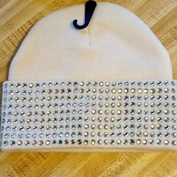 SOLD —- Kurt Geiger 🎁NWT Creme Crystal Blinged Knit Beanie Hat 🎁 Gift Ready - Picture 4 of 9